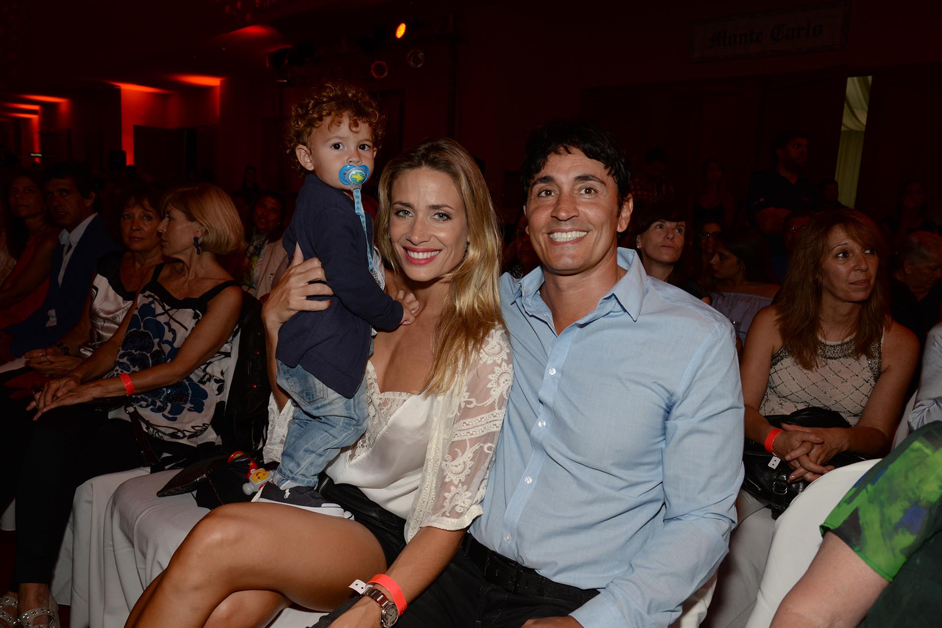 Sebastián Estevanez e Ivana Saccani con su pequeño hijo Valentino, en la primera fila del desfile