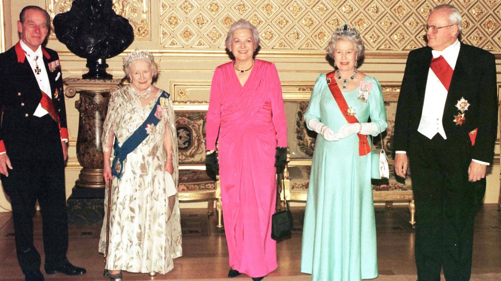 Herzog y su esposa visitan a la reina de Inglaterra y su familia en 1998 (AFP)
