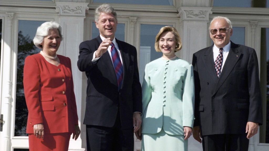 En 1994 junto a Bill y Hillary Clinton, y en compañía de su primera esposa y primera dama de Alemania, Christiane (AP)