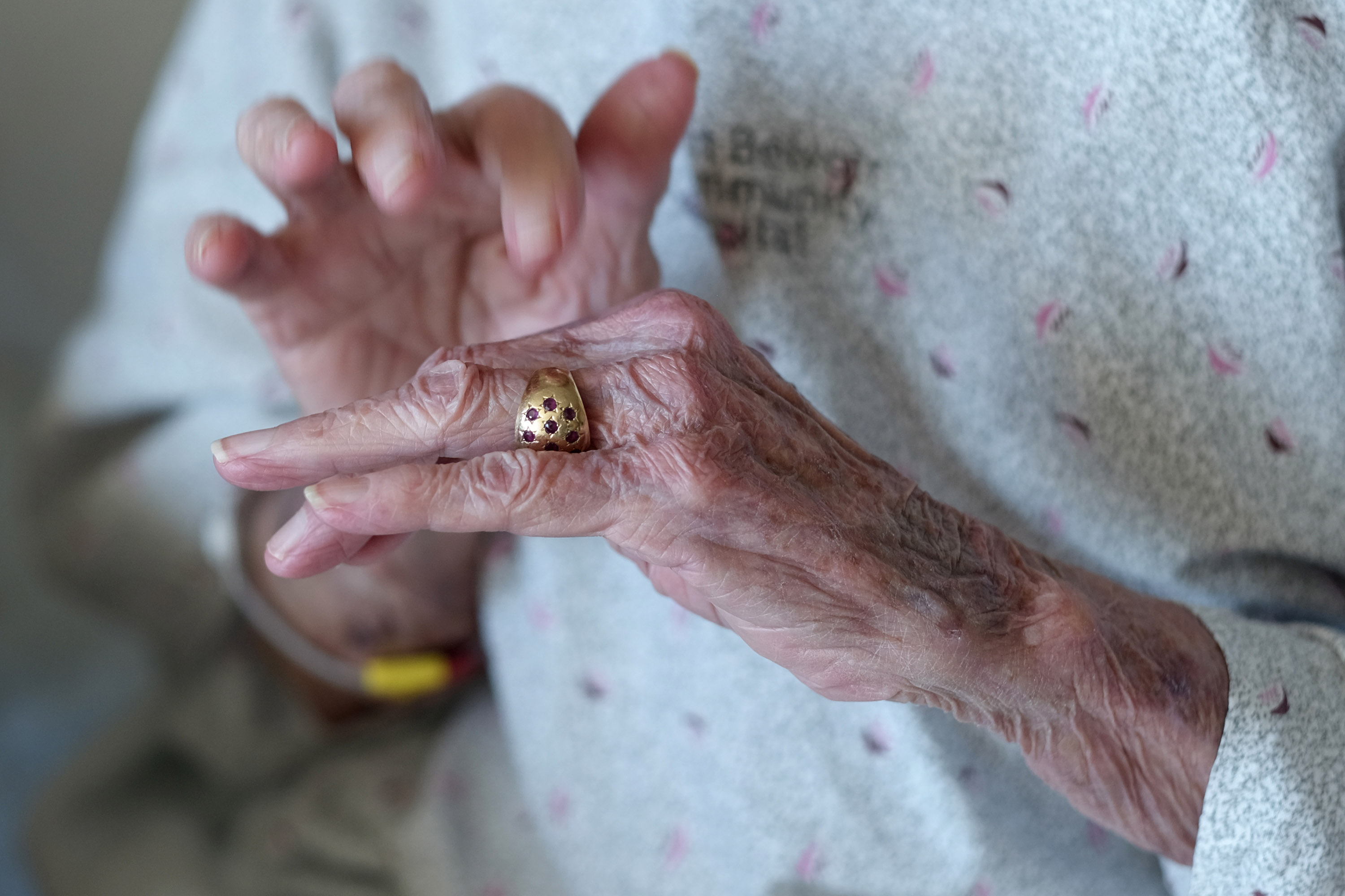 Eloise Morris lleva un anillo que Geogre le obsequió (Bonnie Jo Mount)
