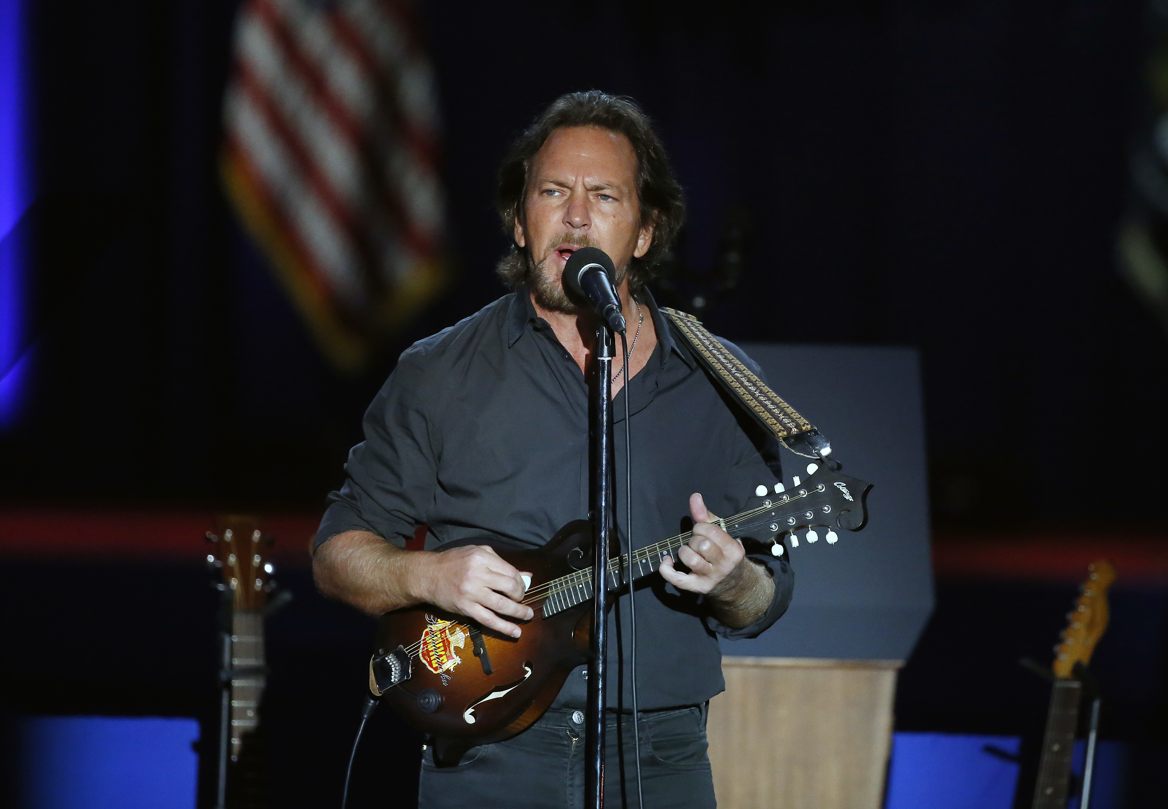 El cantante Eddie Vedder, de Pearl Jam, abrió el acto con un emocionante show (AP)