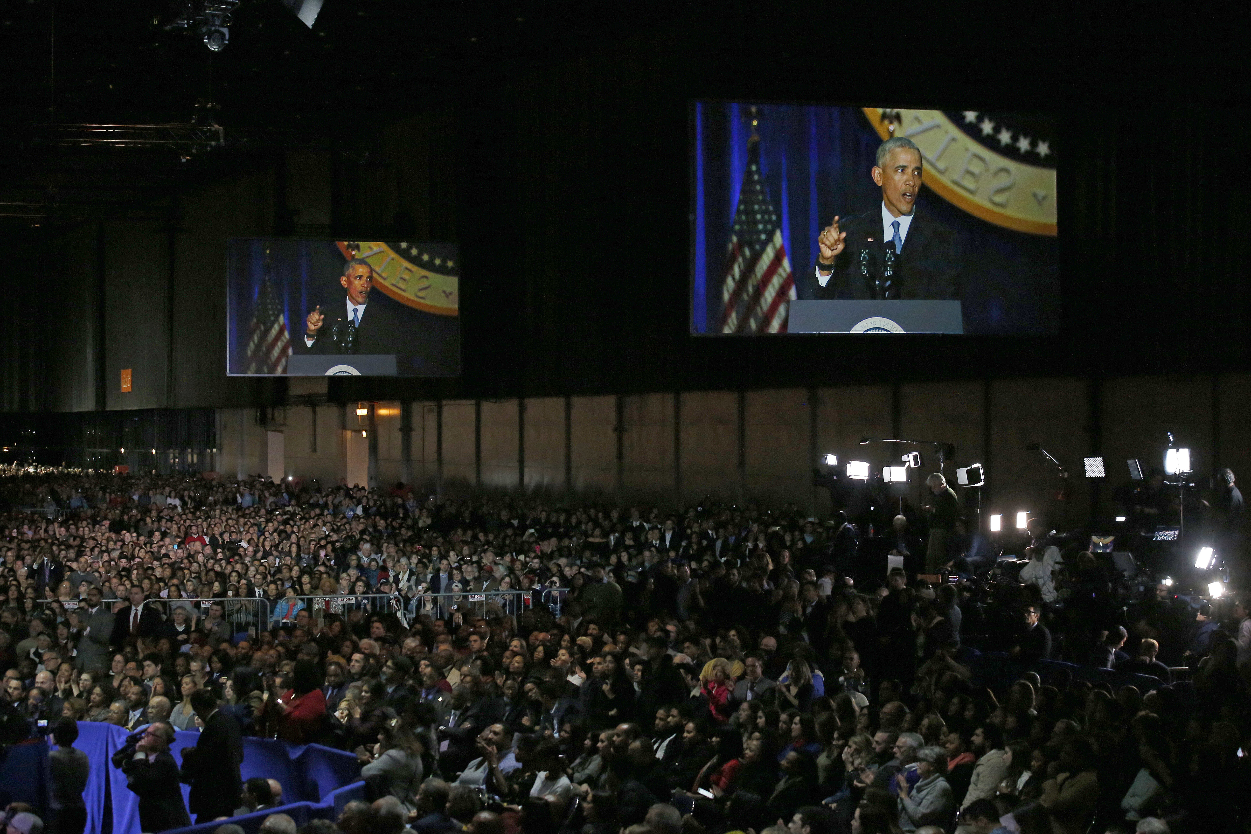 Los asistentes, cerca de 18 mil, escuchan atentos el discurso de Obama (AP Photo/Nam Y. Huh)