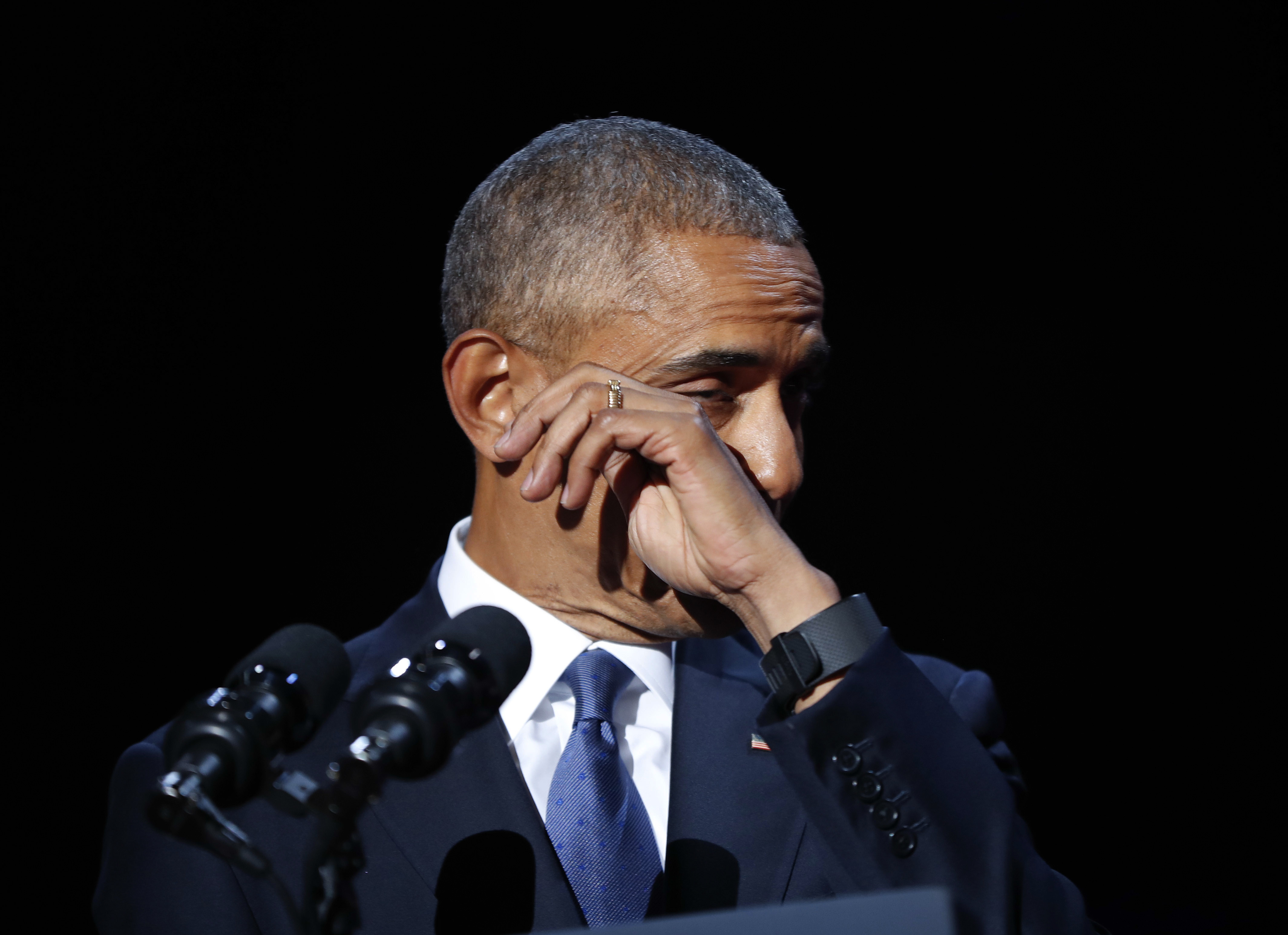 Uno de los momentos más emotivos del discurso, Barack Obama se limpia una lágrima cuando le dirigió unas palabras a su esposa, Michelle (AP)