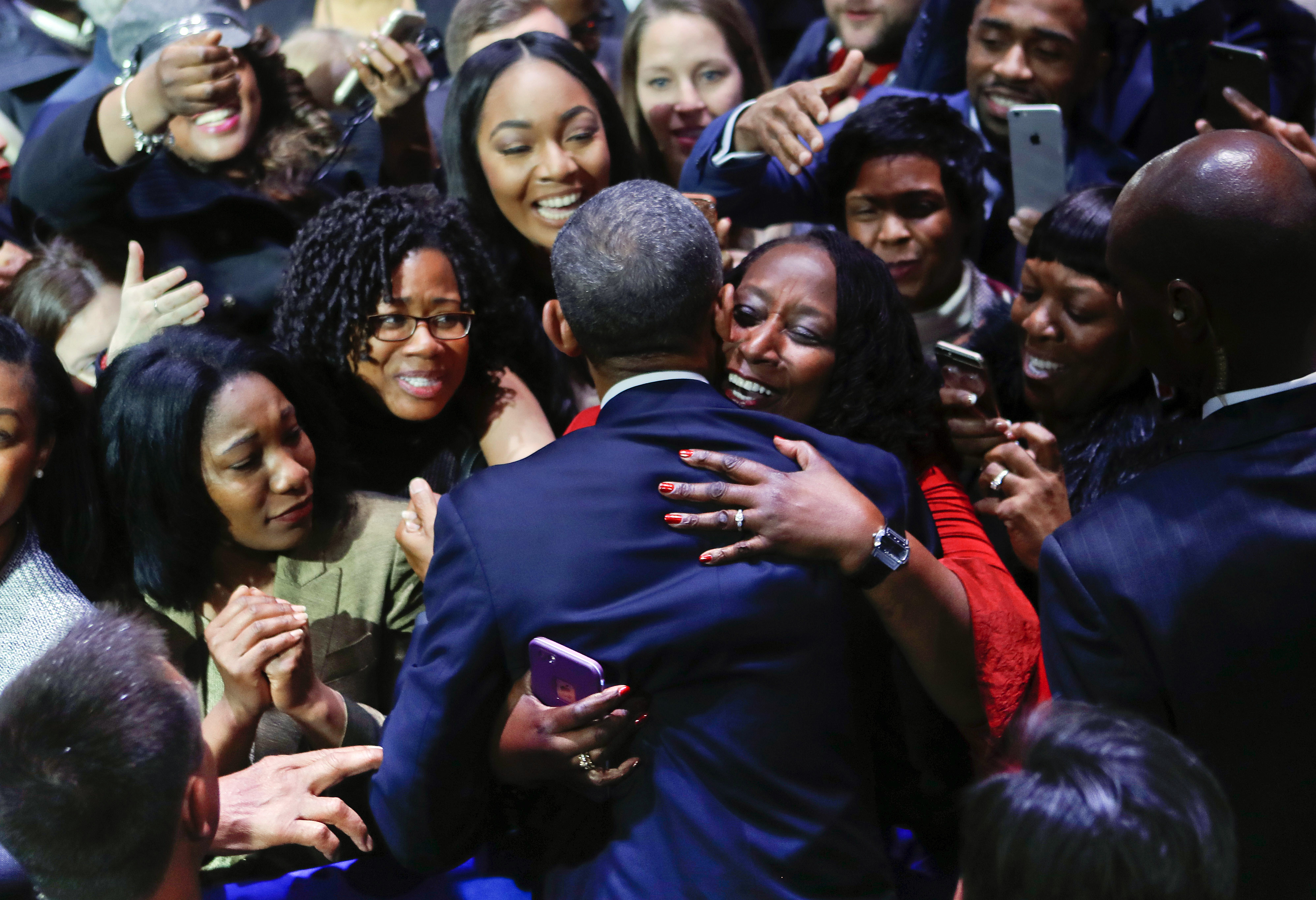 Una simpatizante abraza Obama (AP )