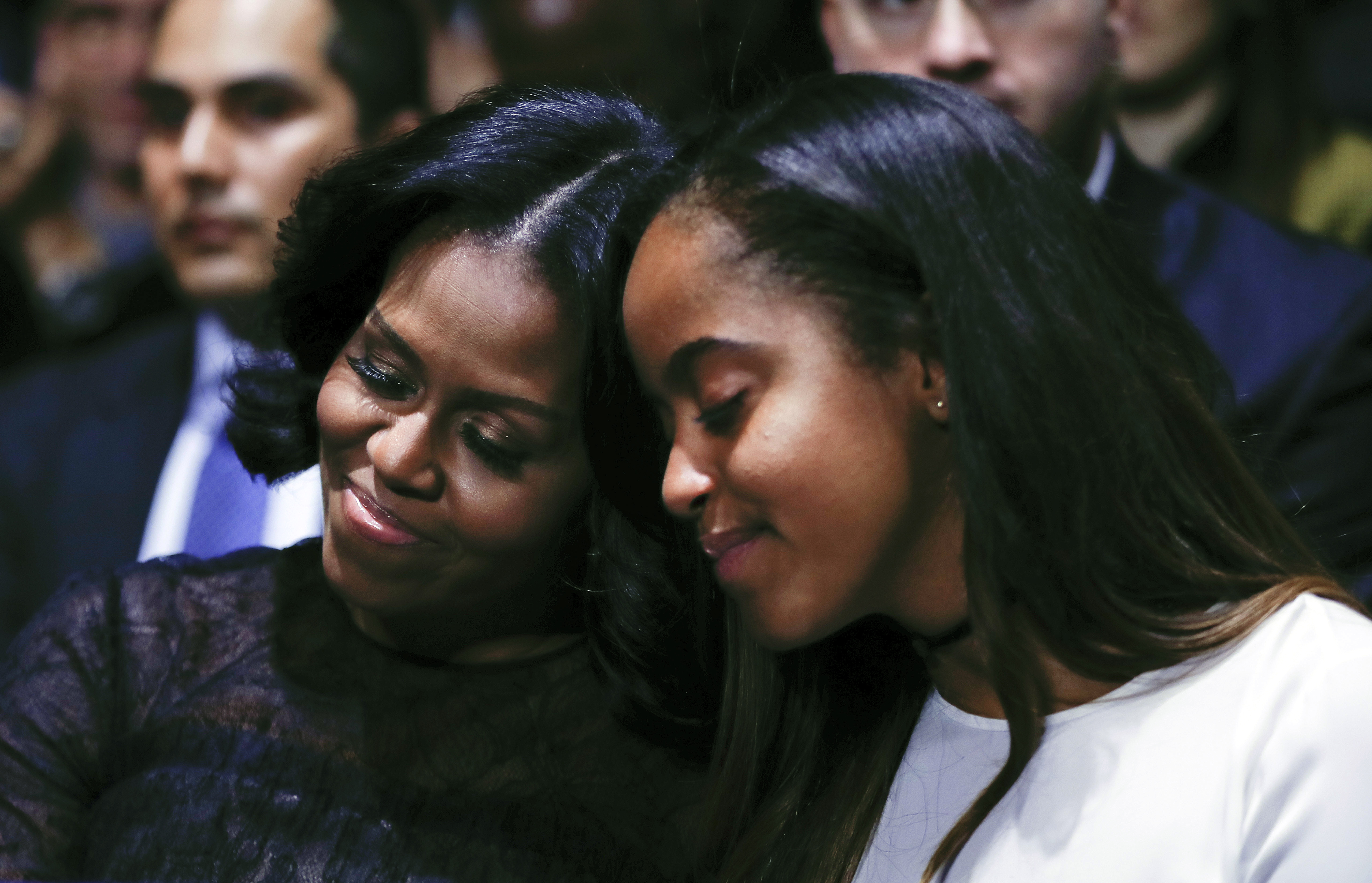 Madre e hija: Michelle Obama y Malia se recuestan una sobre otra (AP )