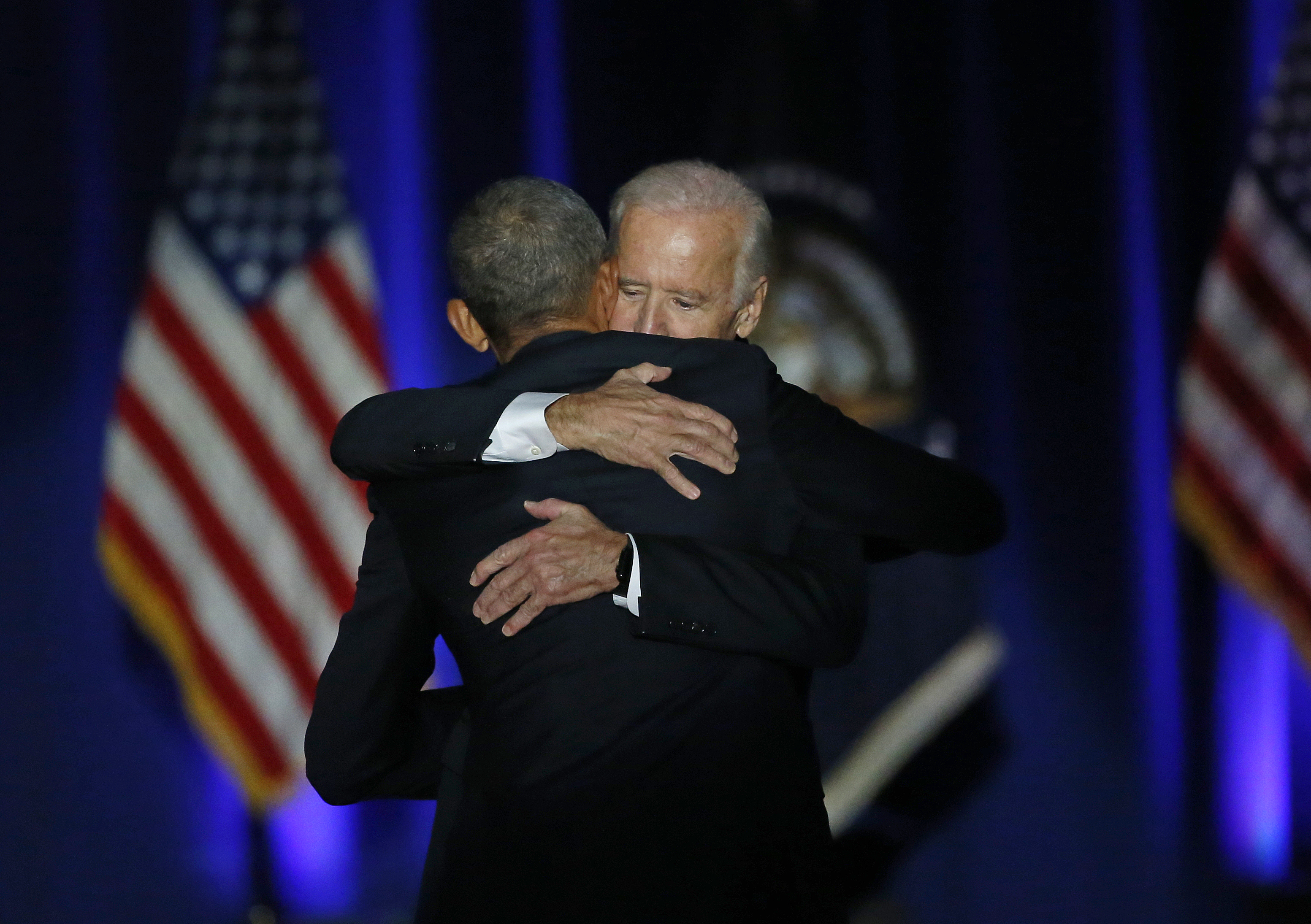 El vicepresidente Joe Biden abraza a Barack Obama. (AP )