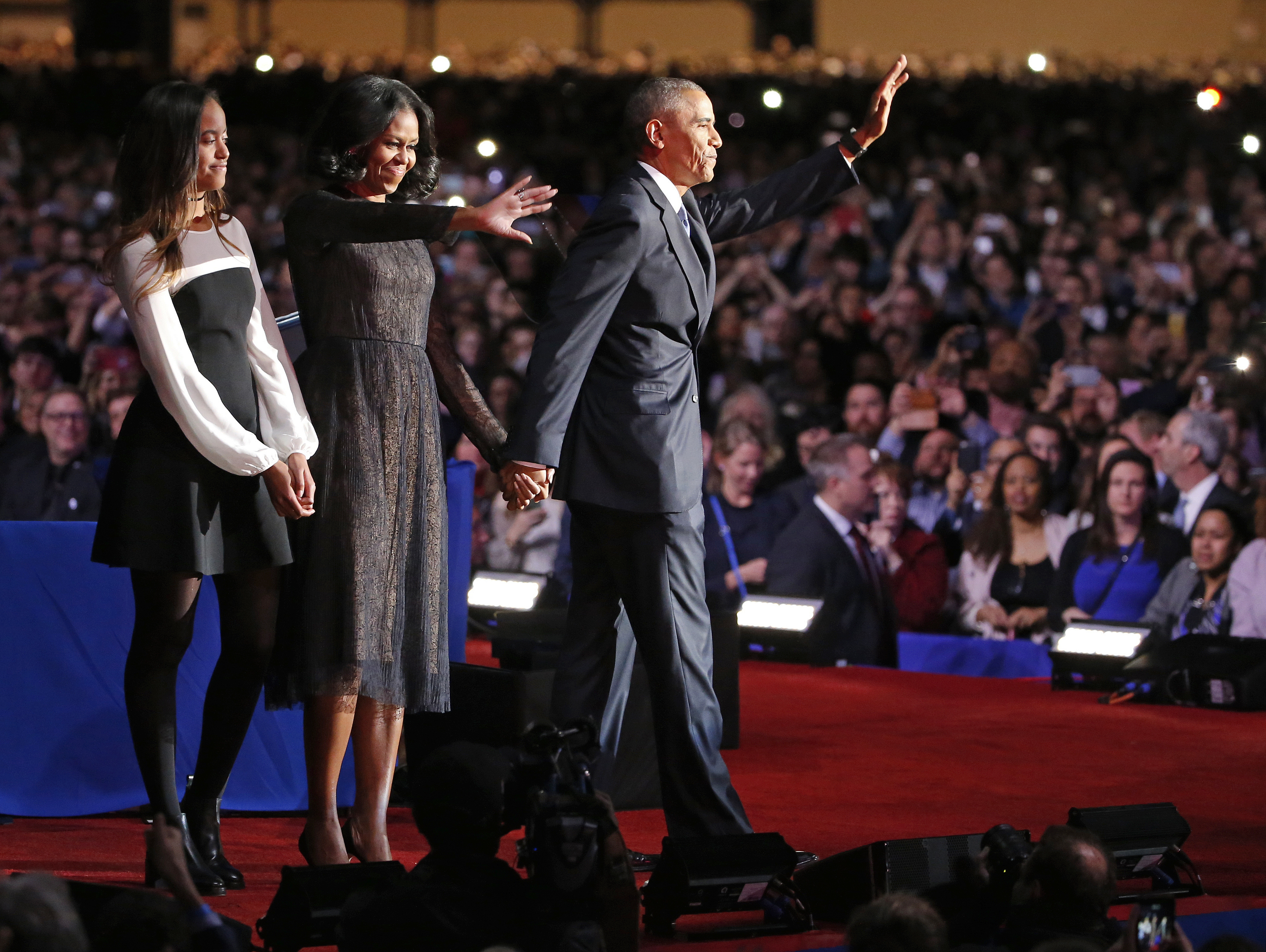 La familia Obama se despide del público de Chicago. (AP )
