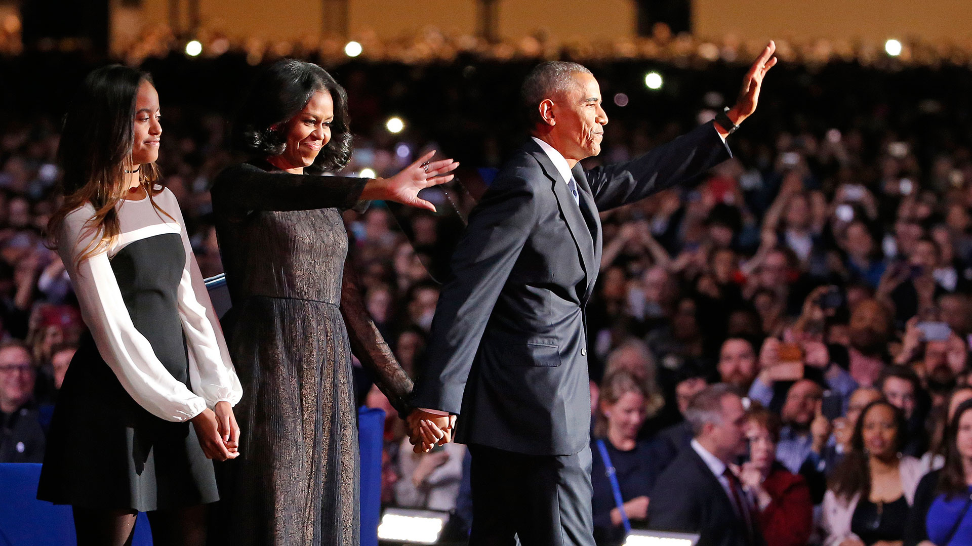 Baracka Obama, tras su discurso de despedida del martes en Chicago, junto a su esposa y su hija mayor, Malia.(AP)