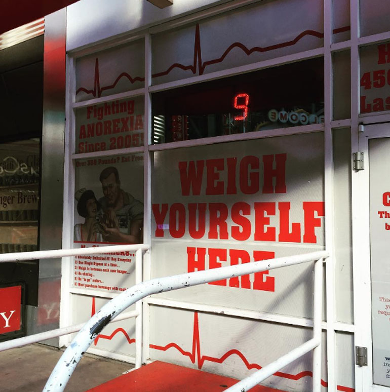El restaurante Heart Attack tiene una pesa en la entrada por donde ingresan todos los comensales.