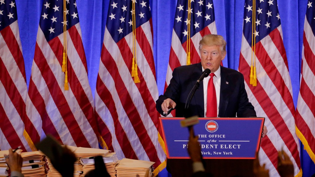 En su última presentación, Donald Trump mantuvo una discusión con un periodista de CNN (AP)