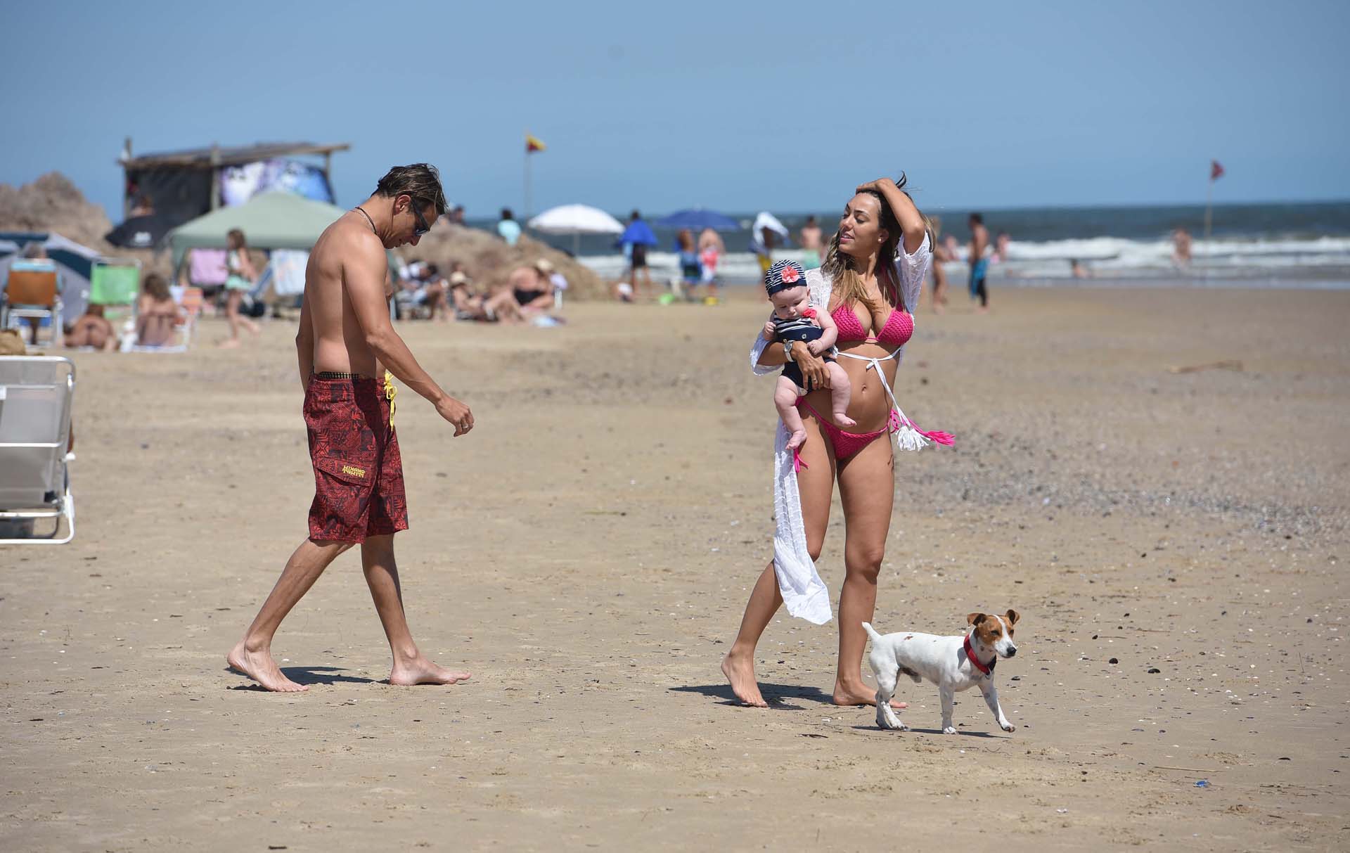 A cuatro meses de ser mamá, Floppy Tesouro deslumbró con su figura en bikini en Punta del Este (GM Press)