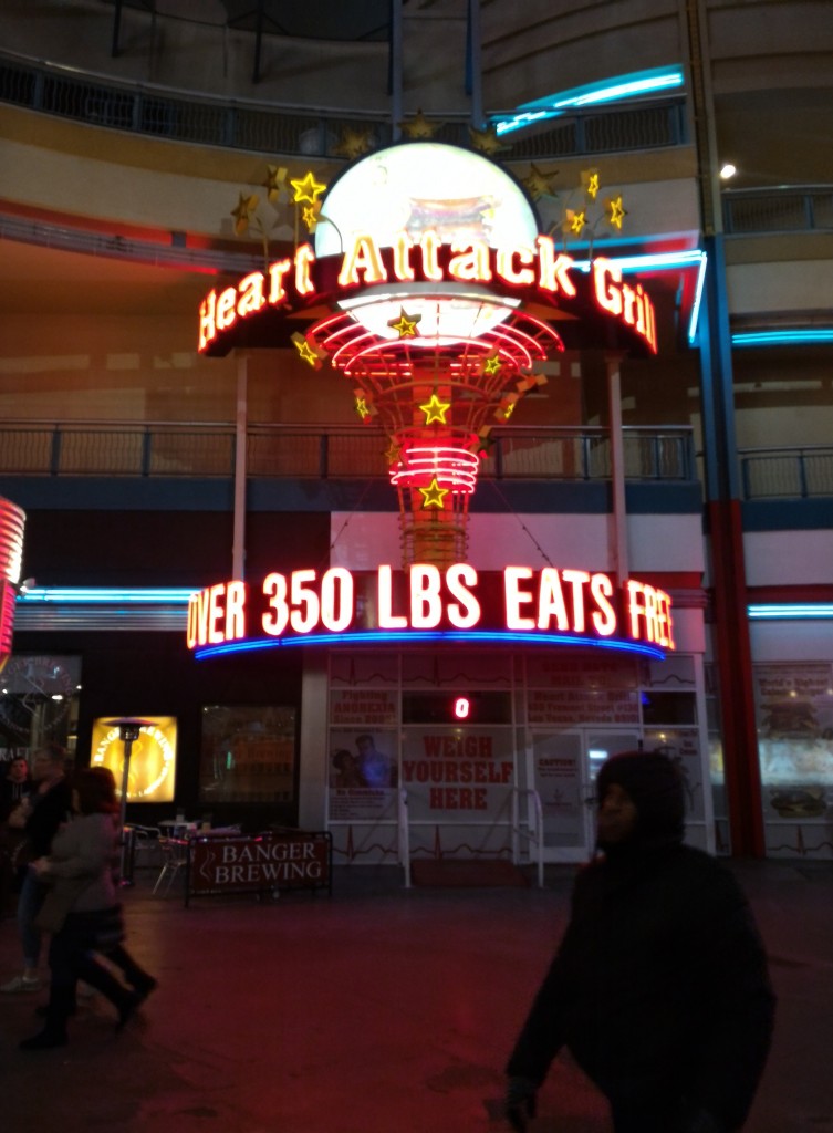 Así es la entrada de Heart Attack Grill, donde los que pesan más de 350 libras pueden comer gratis.
