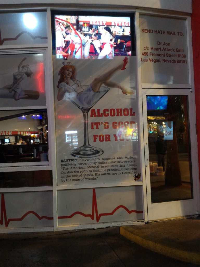 El letrero del lugar, que se jacta de ser poco saludable, dice: “El alcohol es bueno para ti”.