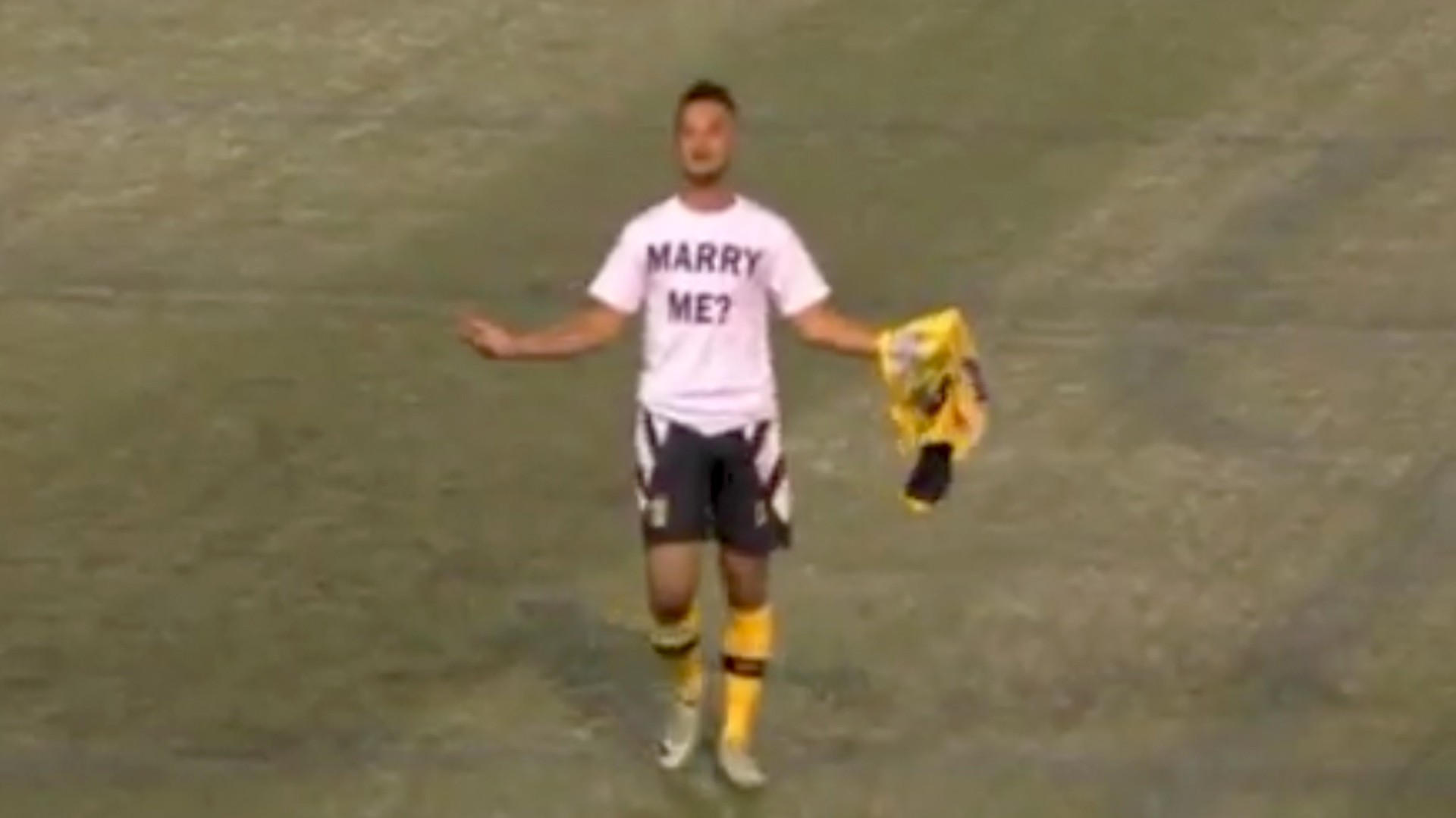 El futbolista se quitó la camiseta y festejó de una forma particular