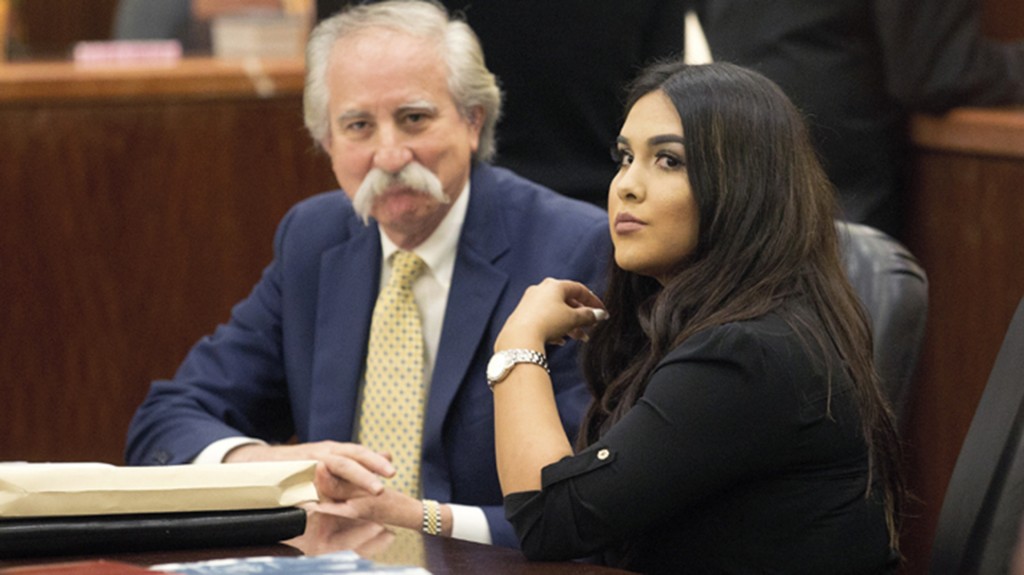 Alexandria Vera acompañada por su abogado (AP)