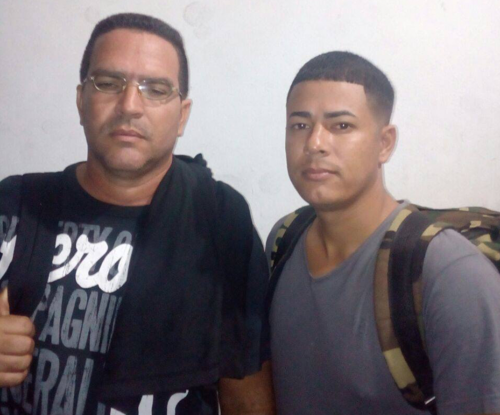 Momento en el que Osmell Gomez y Nolberto Torres inician su travesia con todas las pertenencias que caben en una mochila y que le permitan sobrevivir por al menos 40 días.
