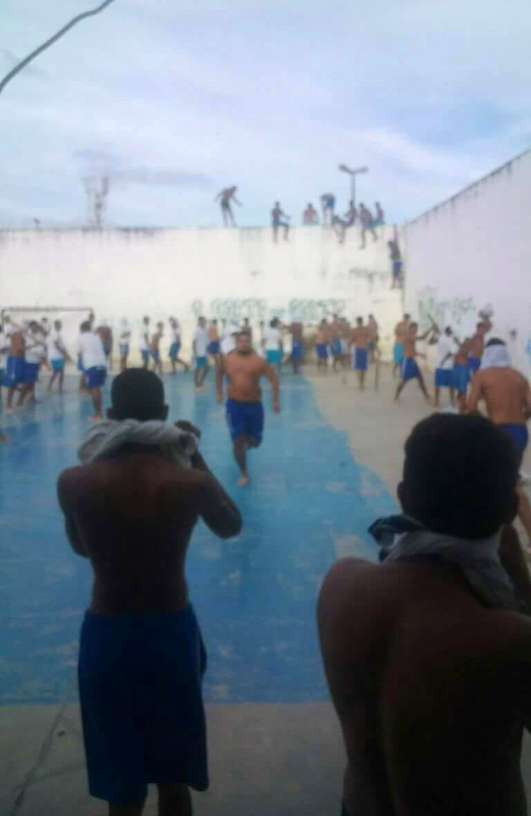 Foto tomada durante el motín por un preso dentro del penal. (AFP )