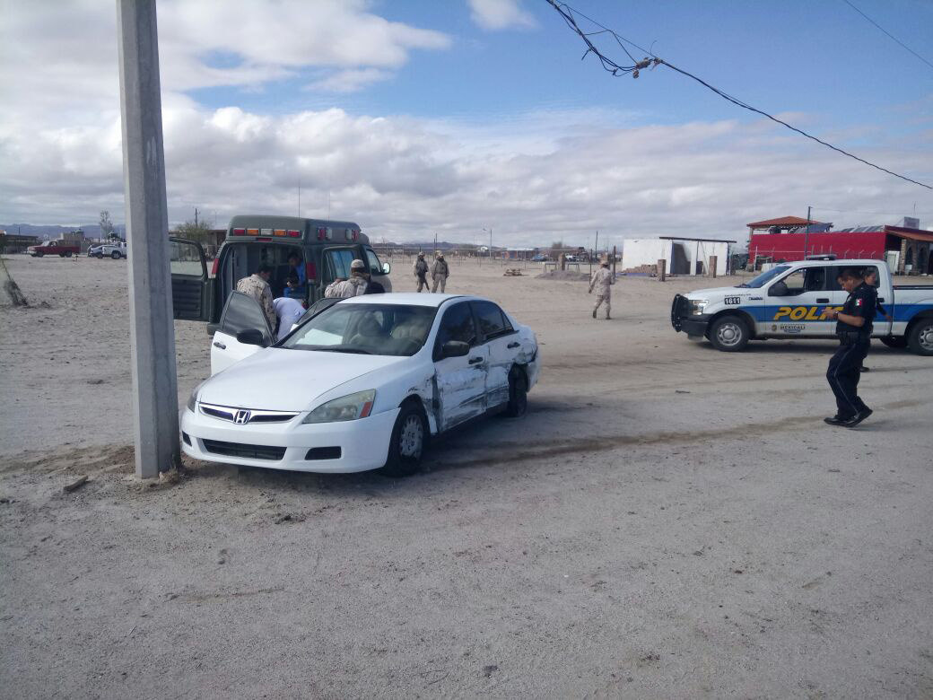 Fotografía cedida por la Procuraduría Federal de Protección al Ambiente (Profepa) y la secretaría de la Defensa Nacional (Sedena) que muestra la detención de una persona que pretendía comercializar un buche de pez Totoaba, en el estado de Baja California (México). (EFE)