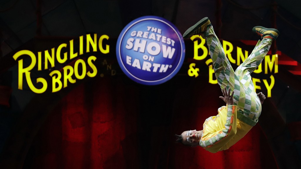 Un acróbata del circo Ringling Bros. and Barnum and Bailey ejecuta un “salto mortal” durante el espectáculo del 14 de enero en Orlando(AP)