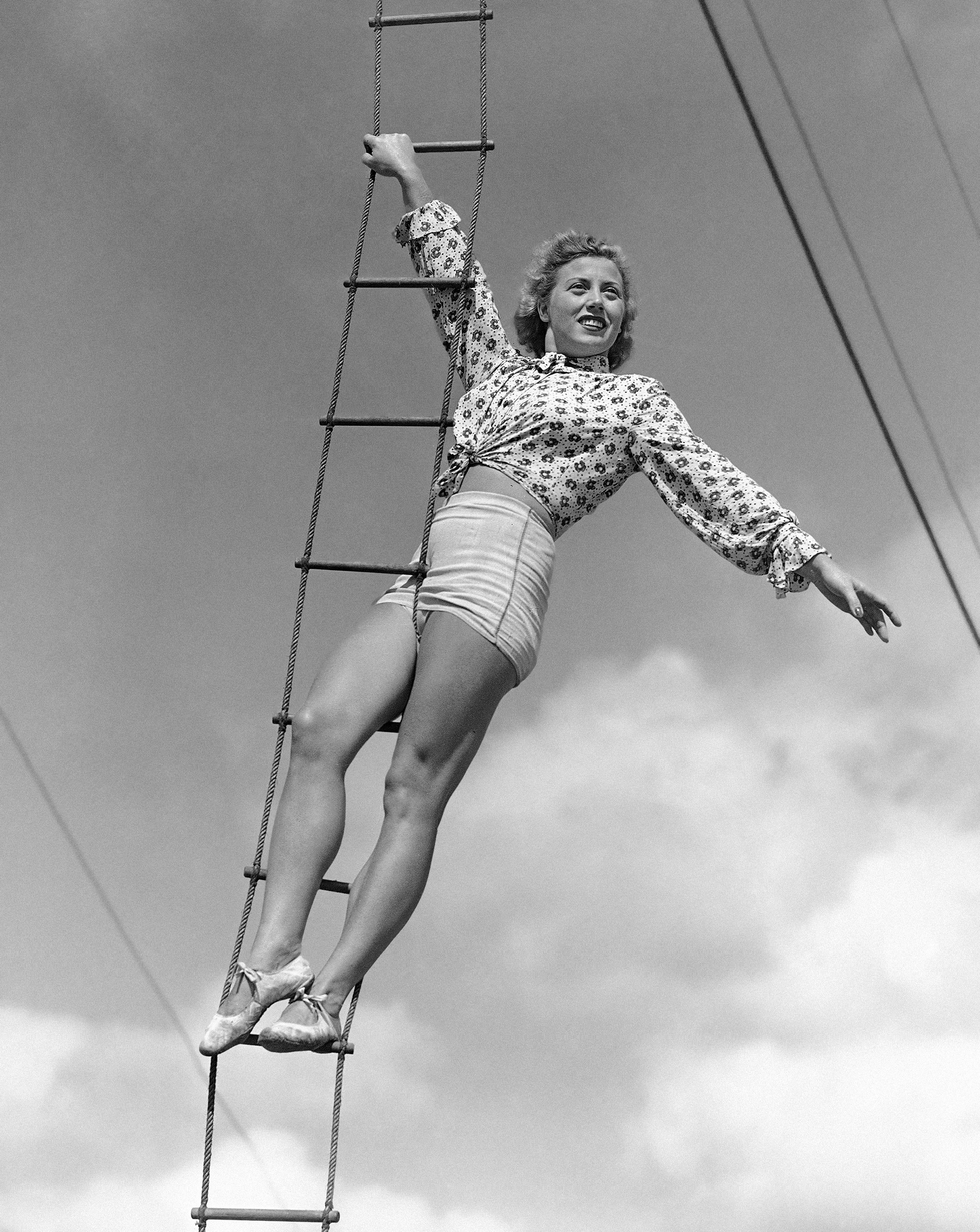 Elizabeth Wallenda durante un ensayo en 1945 (AP)