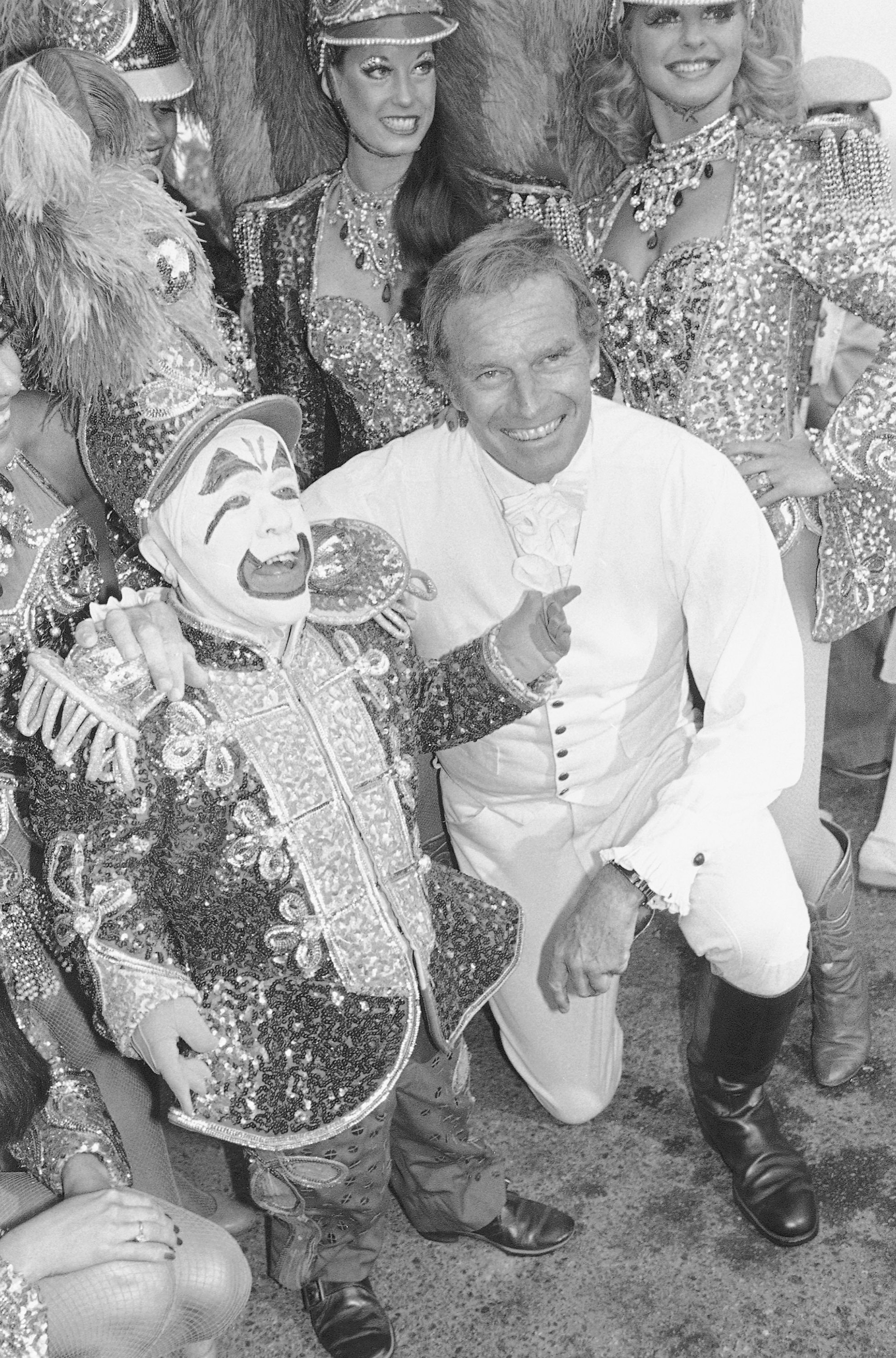 Charlton Heston junto al “príncipe de los payasos” Paul, en 1978 durante una presentación en California (AP)