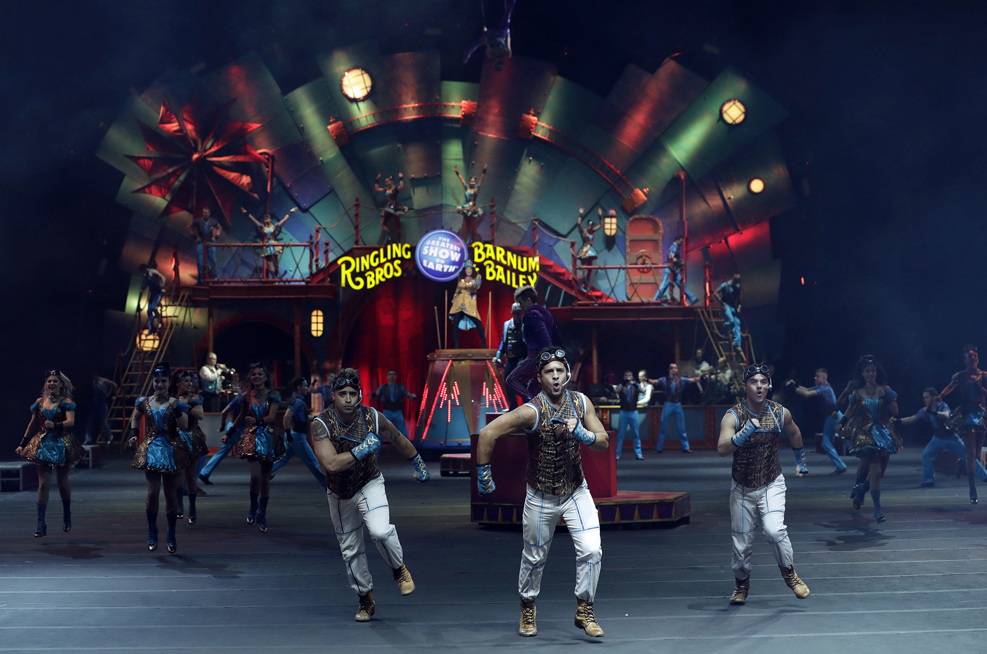 Artistas del Ringling Bros. and Barnum & Bailey en escena en 2017 (AP)