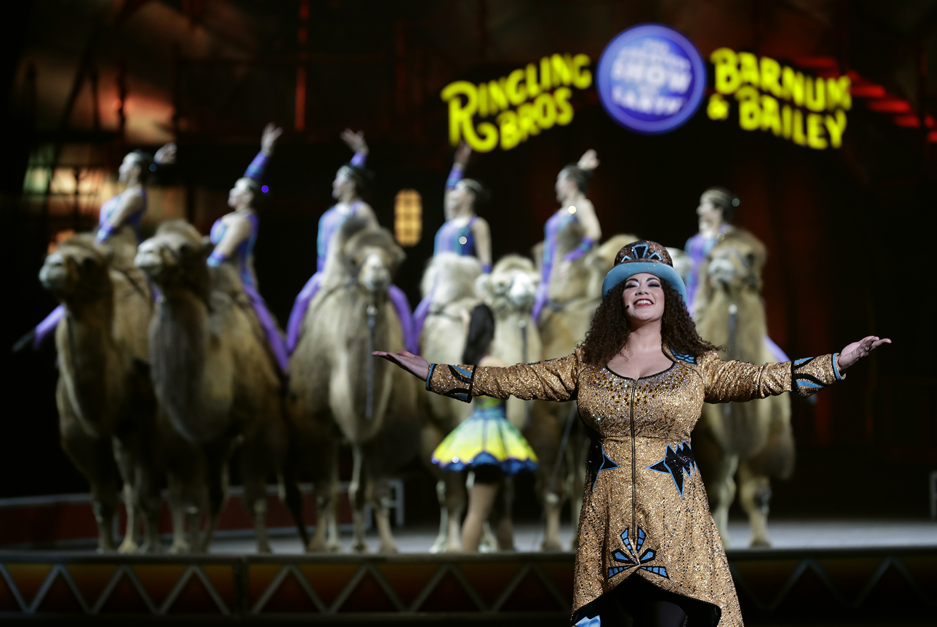 La maestra de ceremonias Michelle Wilson en una presentación en Orlando (AP)