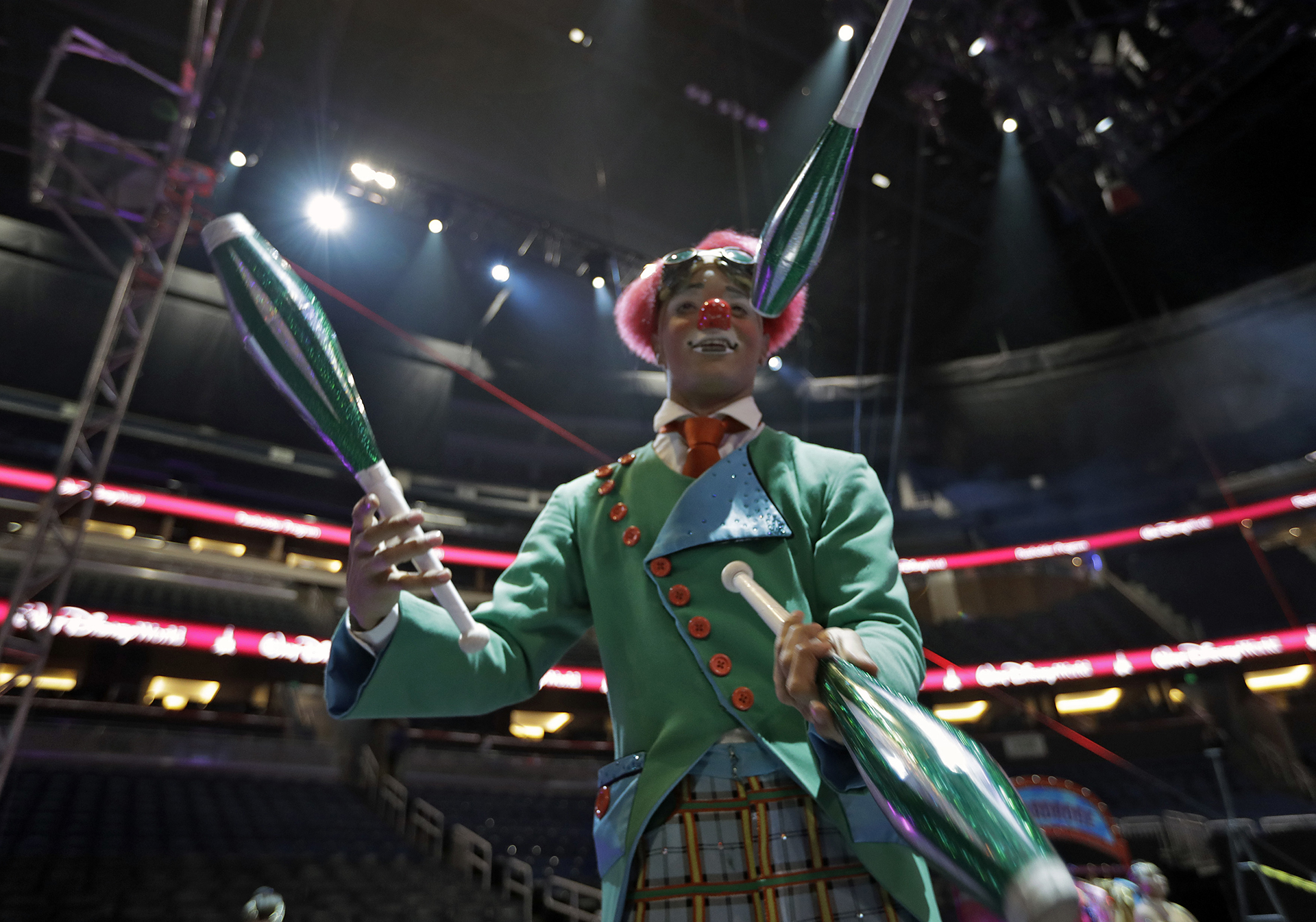 Malabares en la función en Orlando del circo Ringling Bros. and Barnum & Bailey (AP)