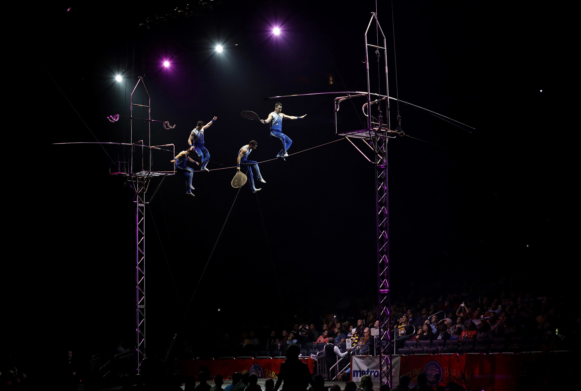 Trapecistas y acróbatas en escena (AP)