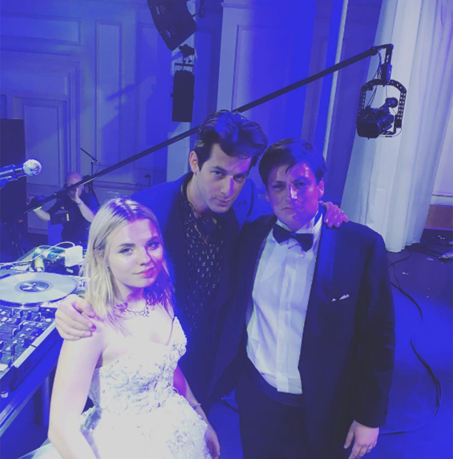 Los novios junto a Mark Ronson, productor y DJ