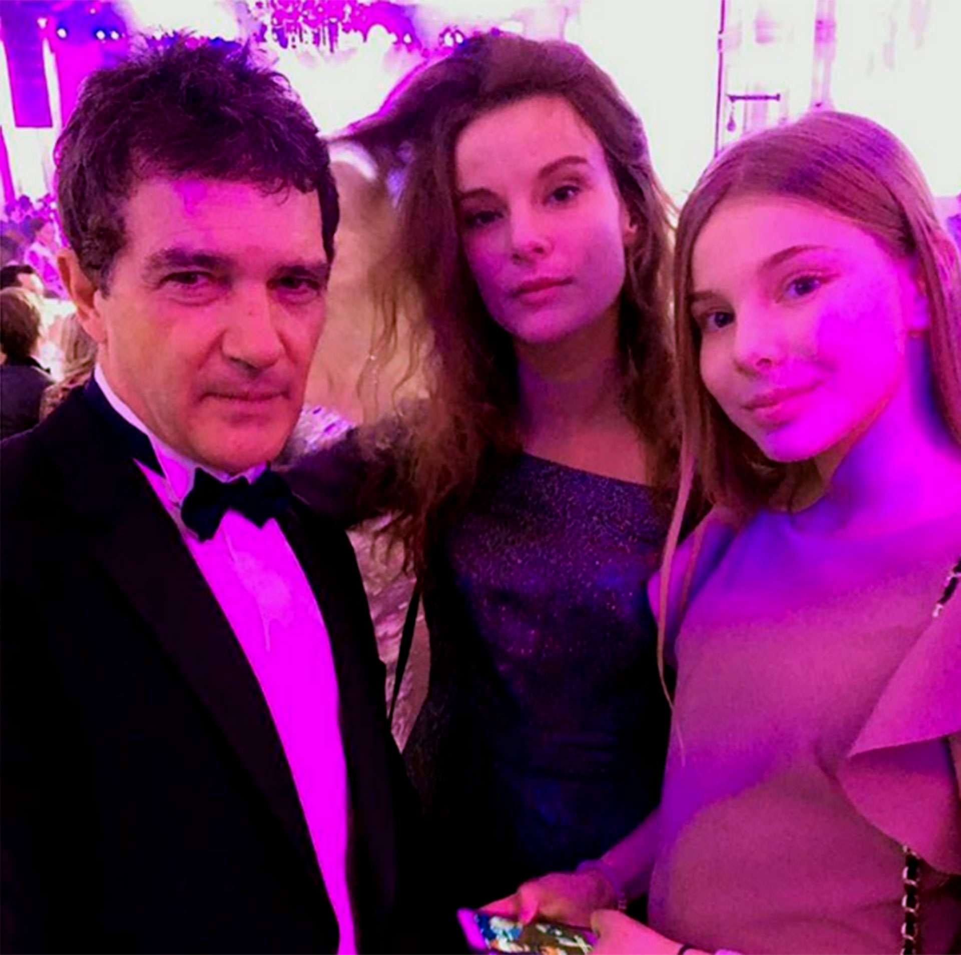 El español Antonio Banderas junto a dos invitadas de la fiesta
