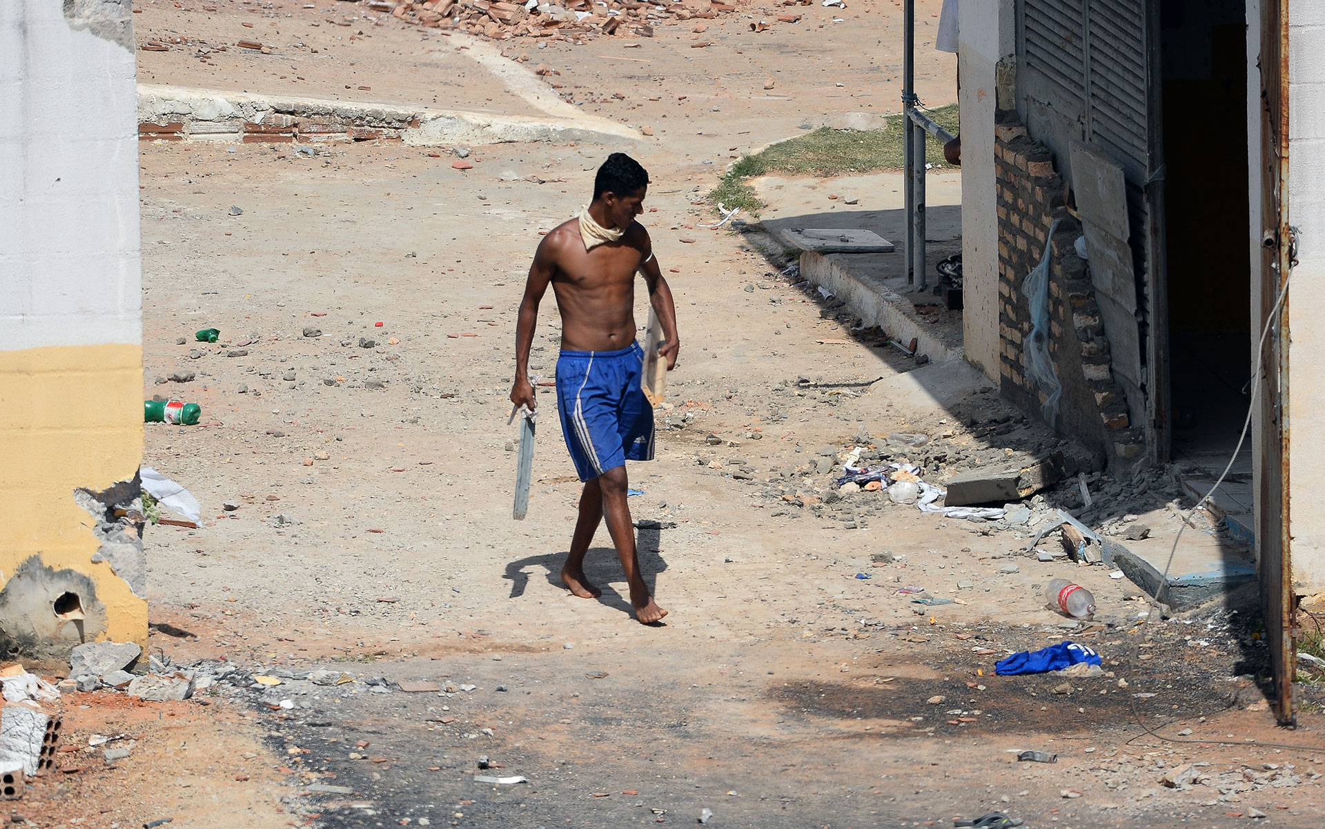 Un recluso camino por una de las zonas del centro penitenciario de Alcaçuz