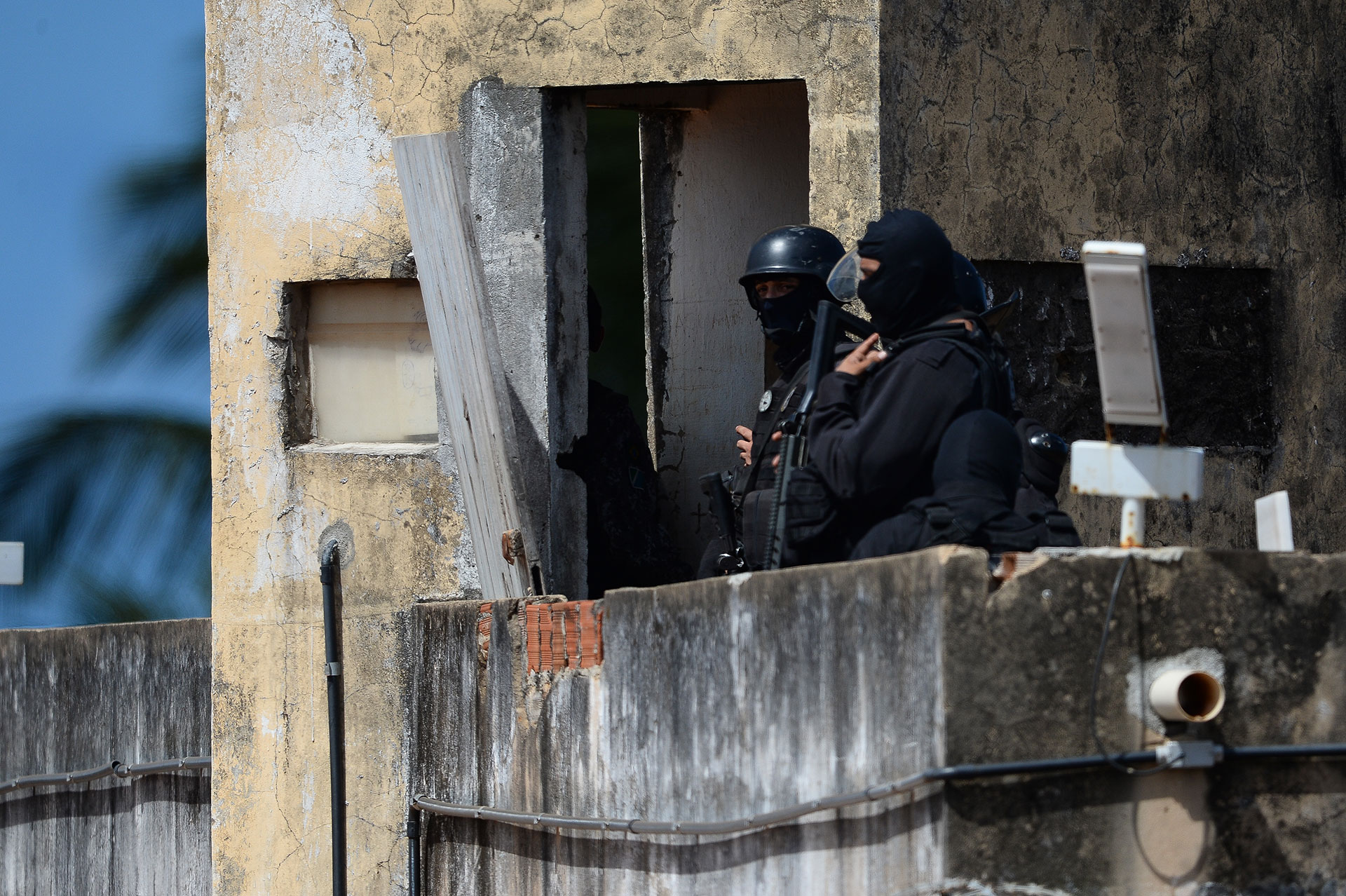La policía custodia el centro penitenciario