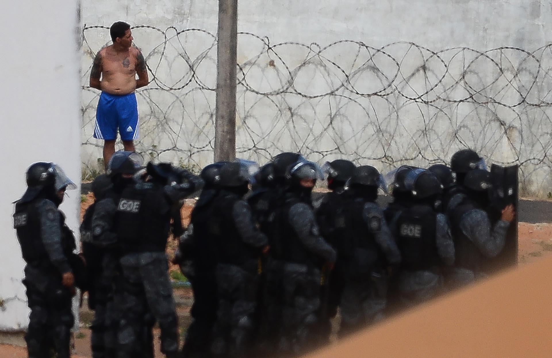 La policía negocia con uno de los prisioneros