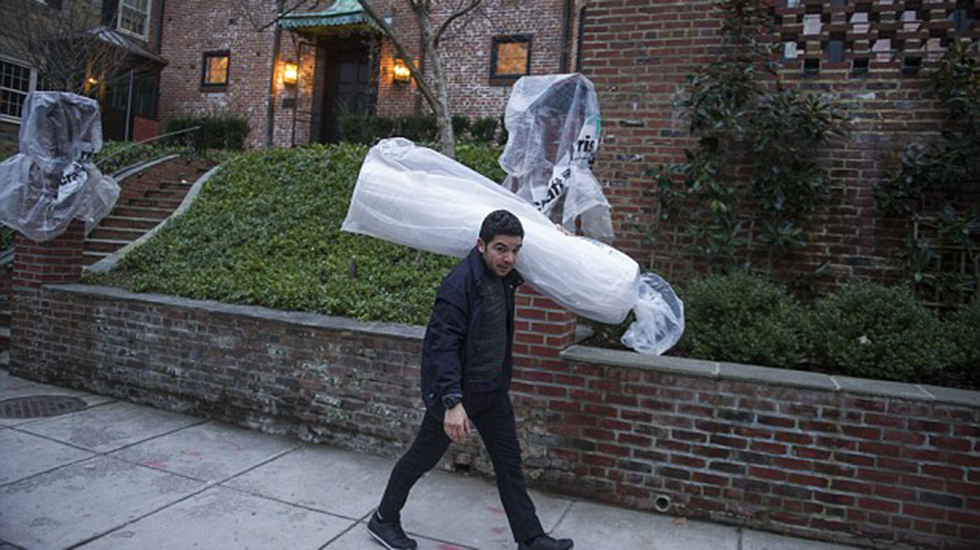 Operarios de mudanza, este lunes, en la nueva residencia de los Obama en la Belmont Road de Washington, D.C. (Gentileza Dailymail)
