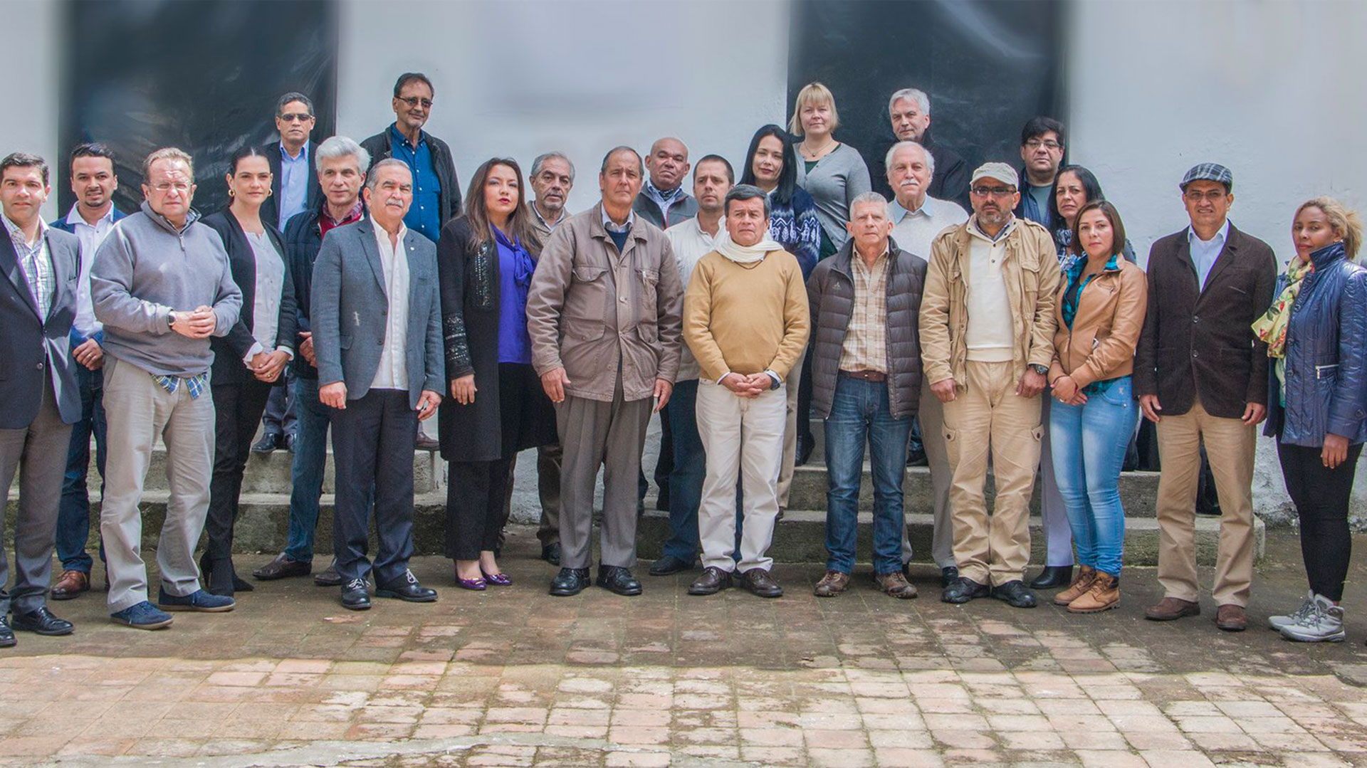 Negociadores del ELN junto a los del gobierno colombiano