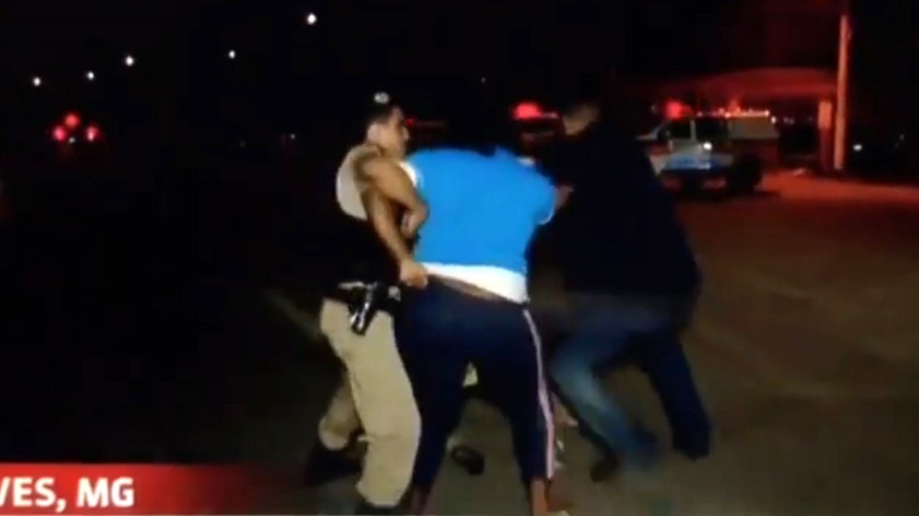 La agresora se abalanzó sobre la comunicadora pero rápidamente fue reducida por dos policías