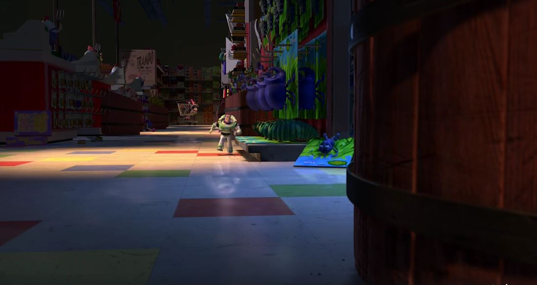 Buzz Lightyear corre sin percibir que a su lado está Flik, quien sería el protagonista de ‘Bichos’, otra película de Pixar