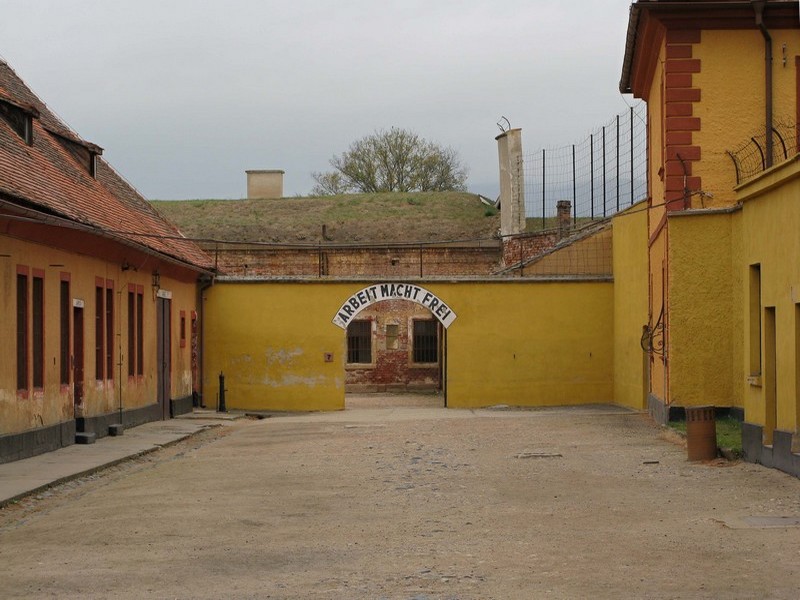 Una postal actual del campo-gueto de Terezín, una ciudad checoslovaca ubicada a 50 kilómetros de Praga y rodeado por los ríos Elba y Ohře