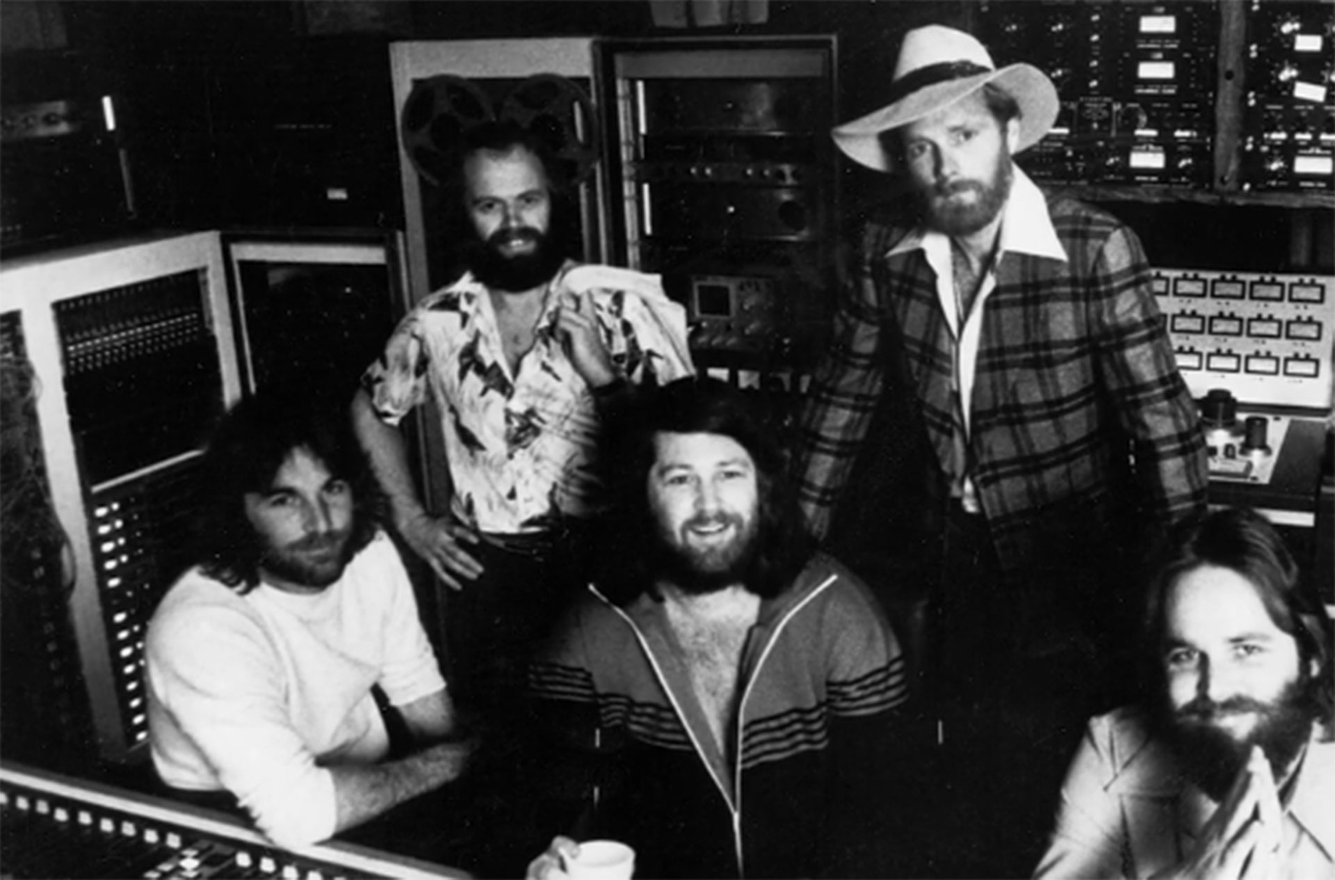 The Beach Boys. De pie con sombrero Mike Love. Sentado, primero desde la izquierda, Dennis Wilson