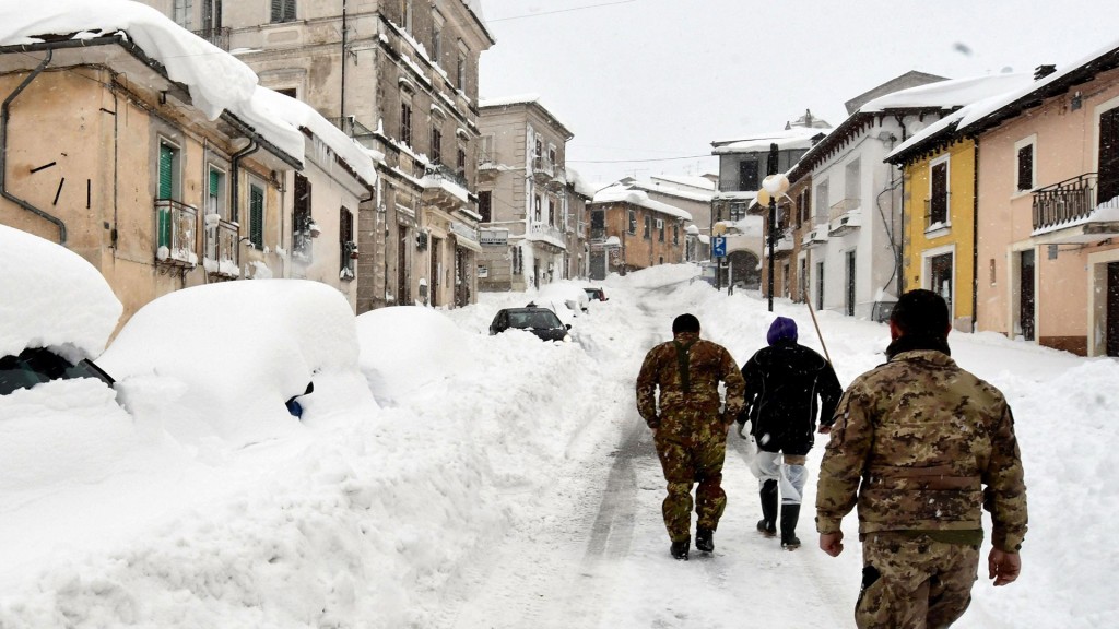La nieve dificulta la tarea de los rescatistas (EFE)