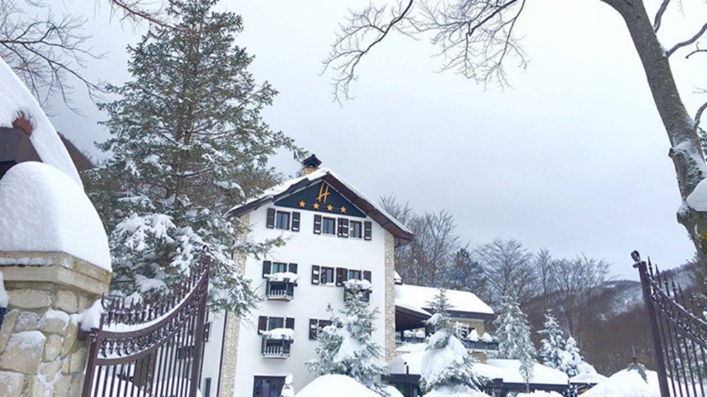 El hotel Rigopiano di Farindola quedó cubierto por la nieve