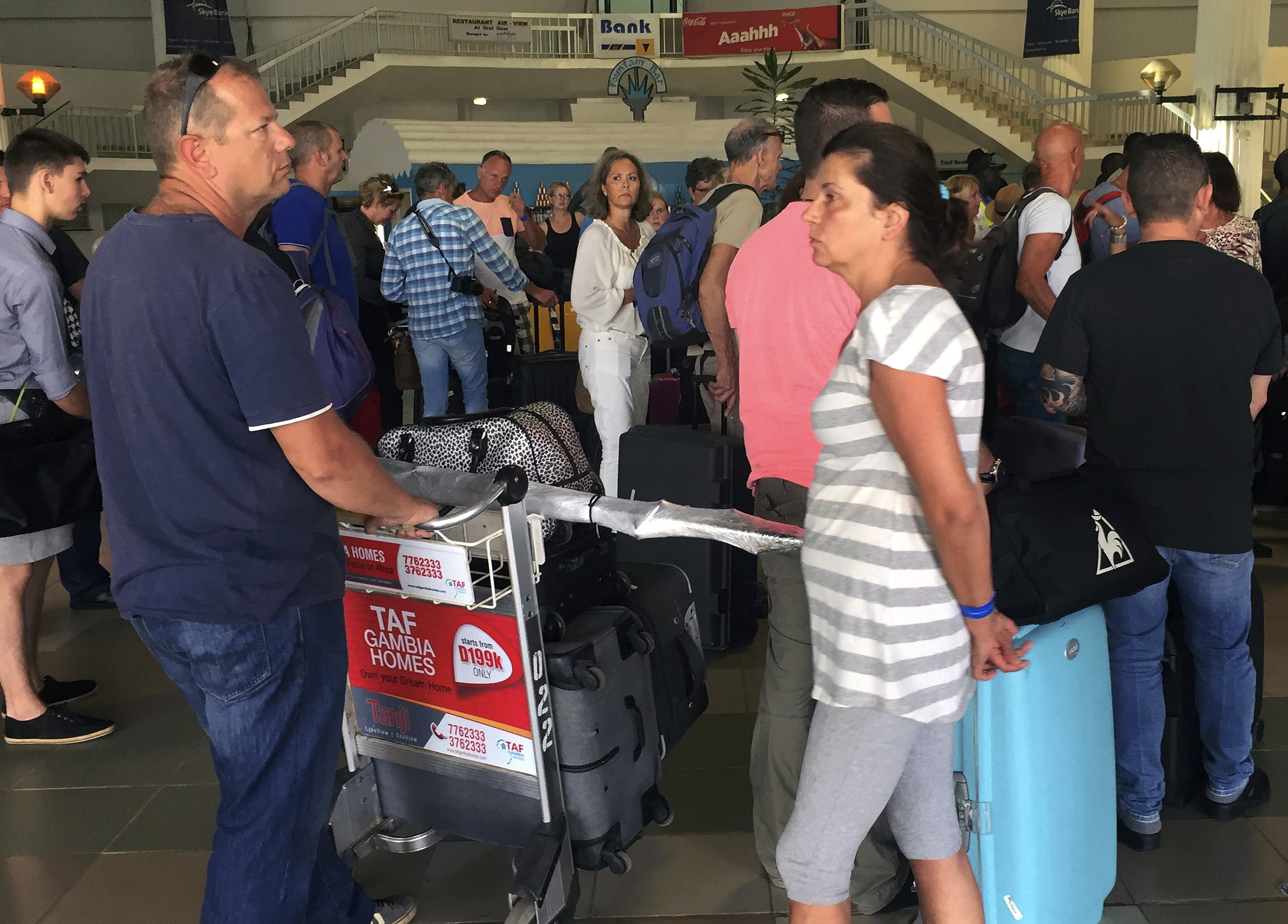 Turistas ingleses y holandeses, en su mayoría, dejan el país por recomendación de sus embajadas. (AP Photo)