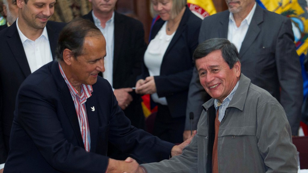 Juan Camilo Restrepo, jefe negociador del gobierno colombiano; junto a Pablo Beltrán, representante del ELN (Reuters)