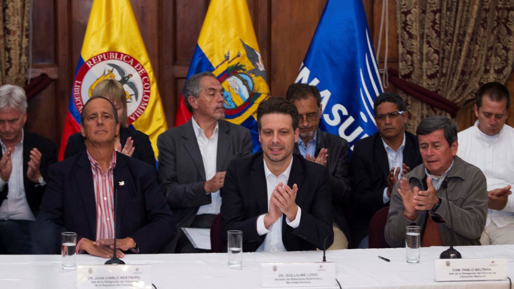 Juan Camilo Restrepo, el canciller de Ecuador Guillaume Long y Pablo Beltrán (Reuters)