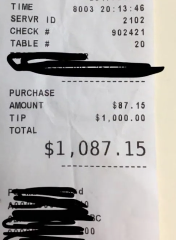 El cheque que muestra la suma que le dejara Lisa Julia Holgate a la camarera, luego de ver su esfuerzo por atenderla en tiempo