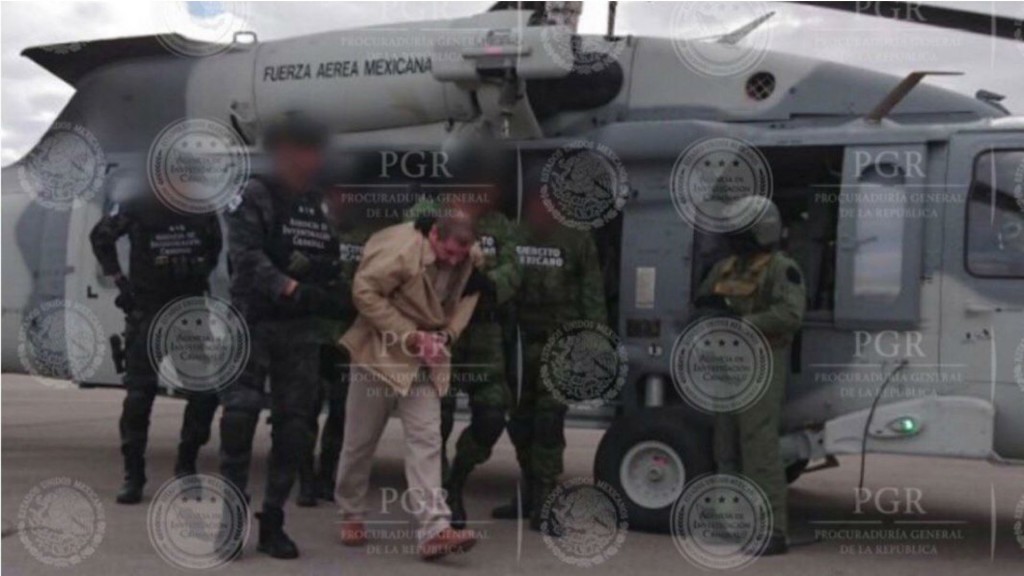 El Chapo Guzmán trasladado en helicóptero en México (PGR México)