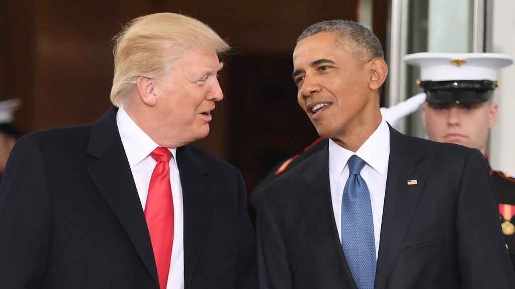 El presidente Donald Trump y el ex mandatario, Barack Obama, a quien acusó de organizar protestas en su contra (AFP)