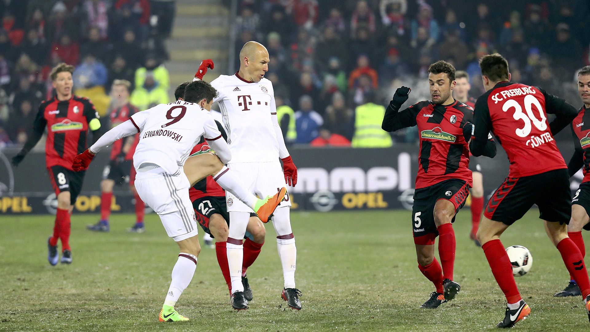 Al ver que Lewadowski estaba perfilado para rematar, Arjen Robben decidió dar un paso atrás (Reuters)