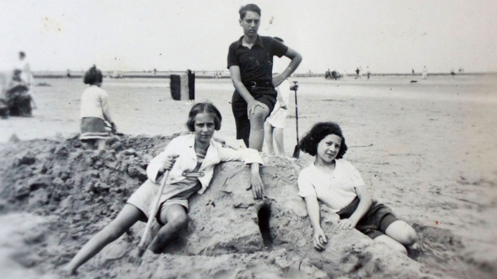 Eva Schloss (izquierda), su hermano Heinz y Kitty, una amiga de la familia